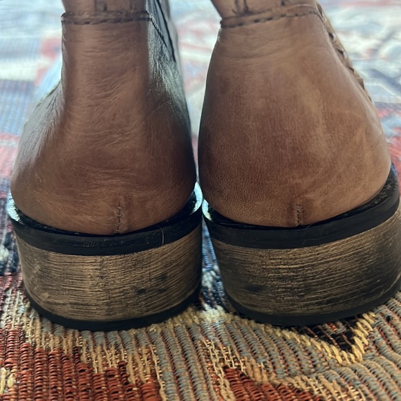 Fringe Taupe below the knee leather boots - Picture 5 of 9